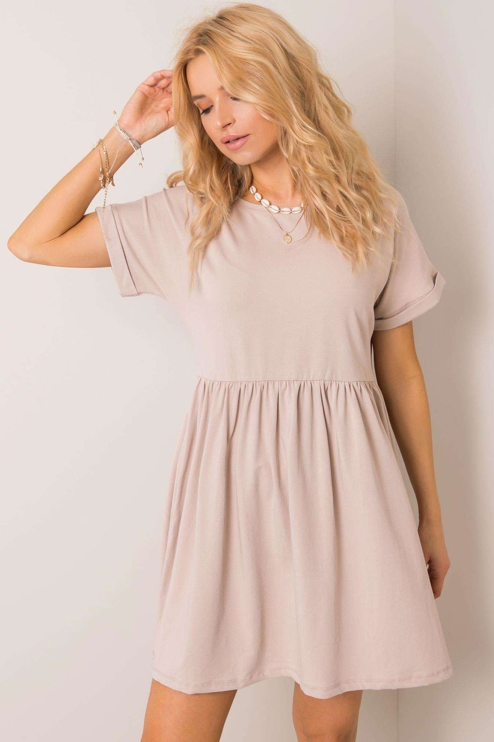 Sukienka Model RV-SK-5672.03P Beige - Rue Paris192734 - Beżowy - obrazek 2