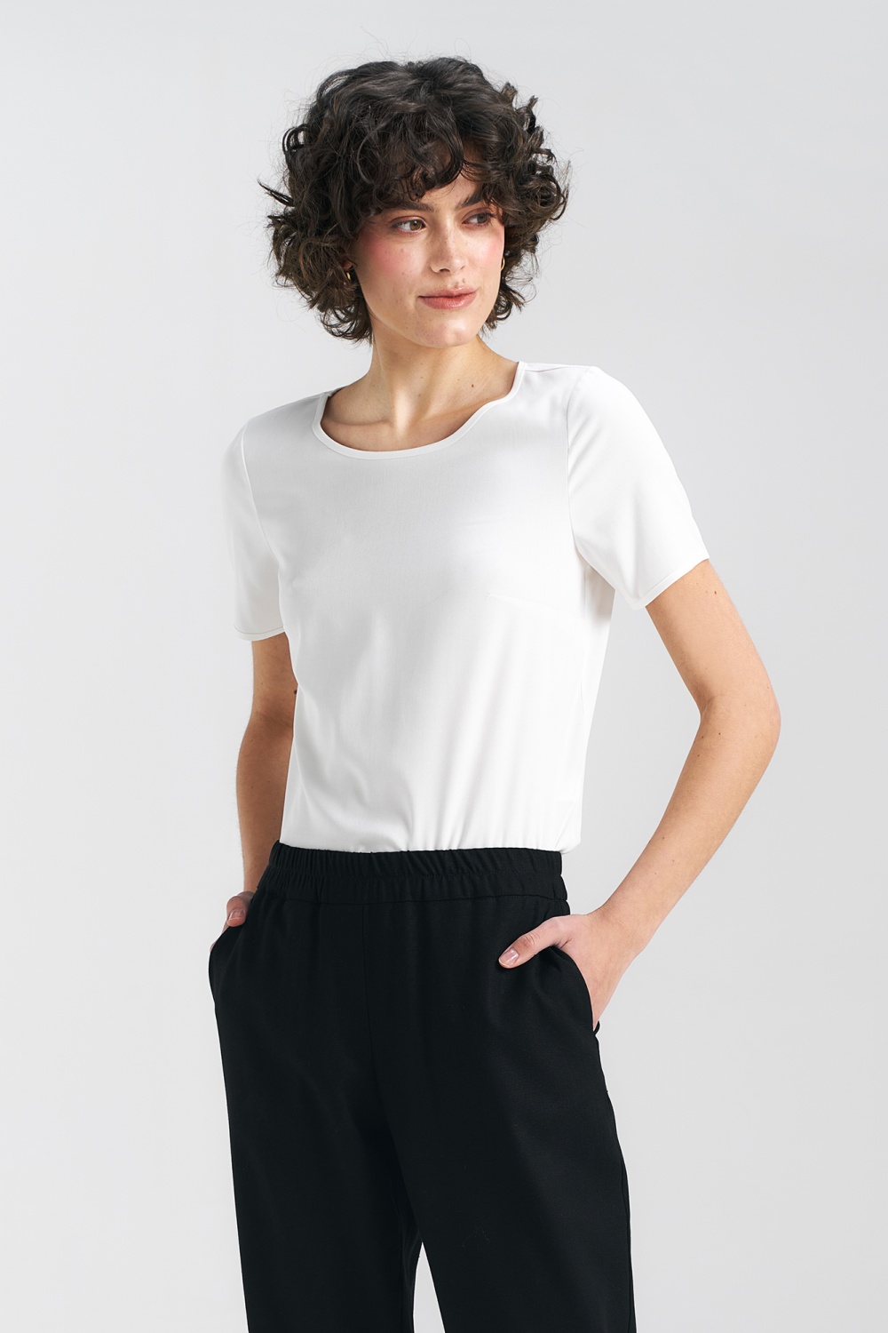 Bluzka basic z krótkim rękawem B160 Ecru - Nife193806 - Beżowy - obrazek 4