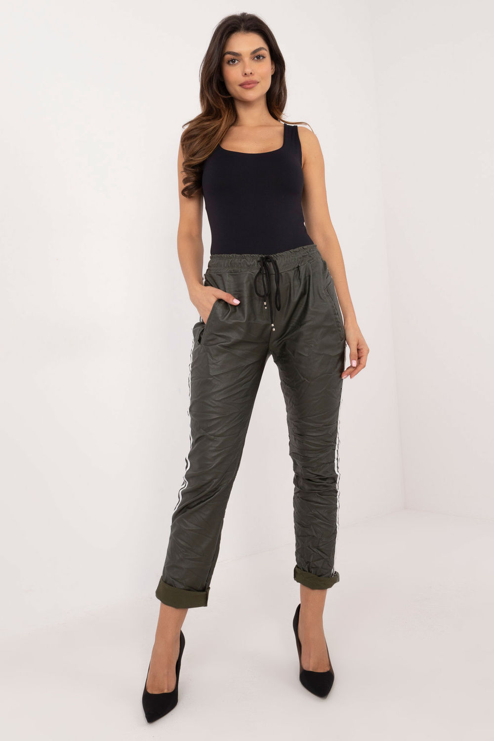 Spodnie Damskie Model DHJ-SP-21557.35 Khaki - Italy Moda202424 - Zielony