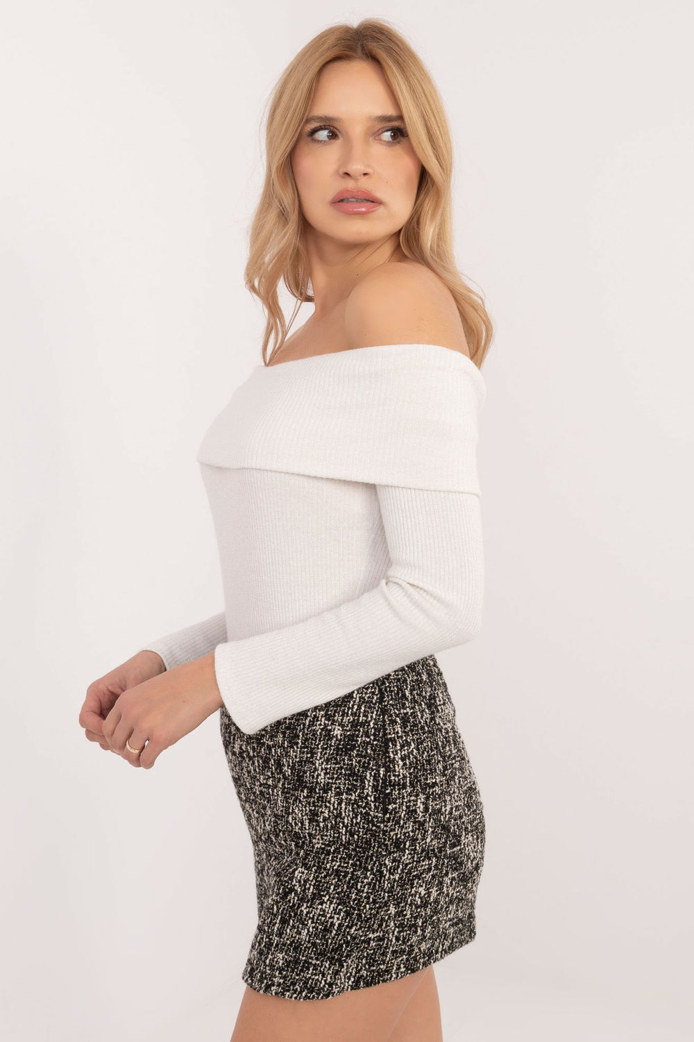 Sweter Damski Model DHJ-SW-A2449.33 Ecru - Italy Moda202749 - Beżowy - obrazek 2