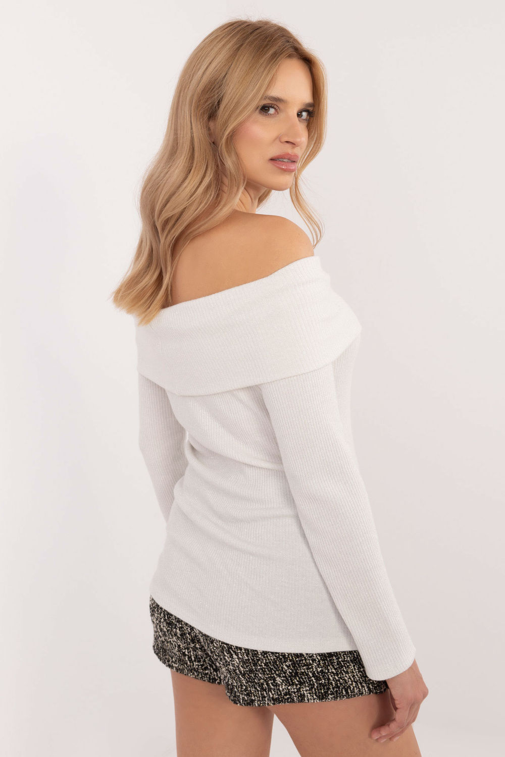 Sweter Damski Model DHJ-SW-A2449.33 Ecru - Italy Moda202749 - Beżowy - obrazek 3