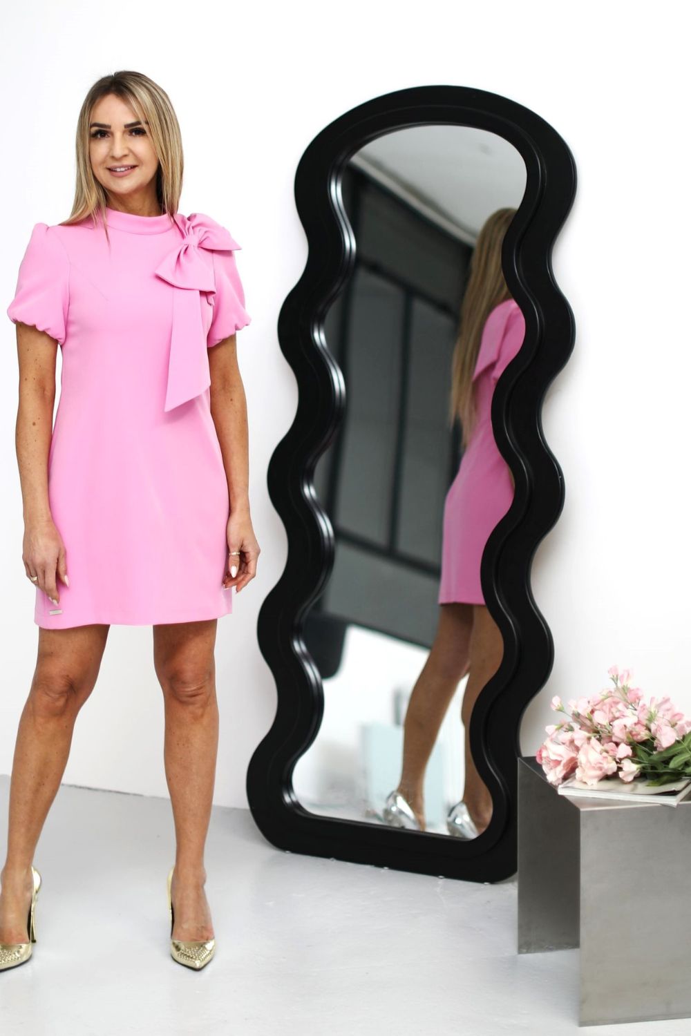 Sukienka Model Bessie Truskawka - Jersa212169 - Różowy