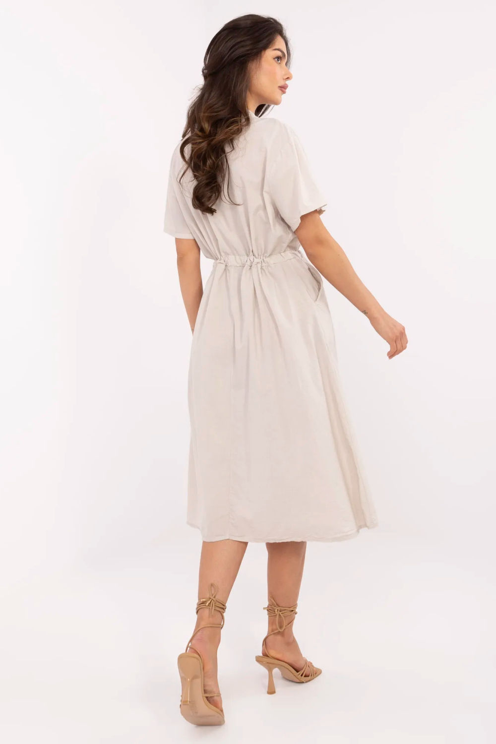 Sukienka Model MI-SK-109898.68 Beige - Italy Moda213597 - Beżowy - obrazek 3