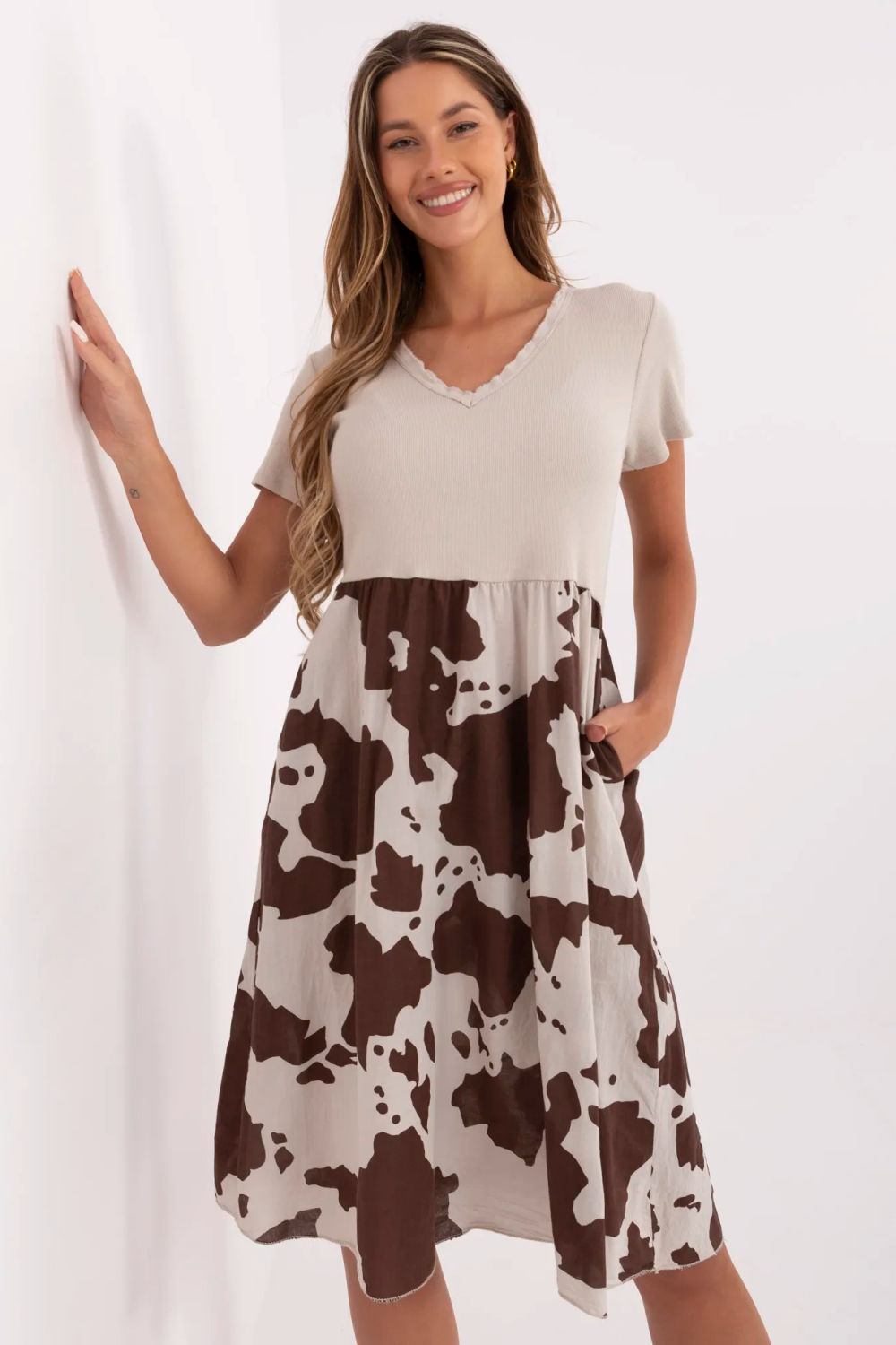 Sukienka Model DHJ-SK-253701.80 Beige - Italy Moda213802 - Beżowy