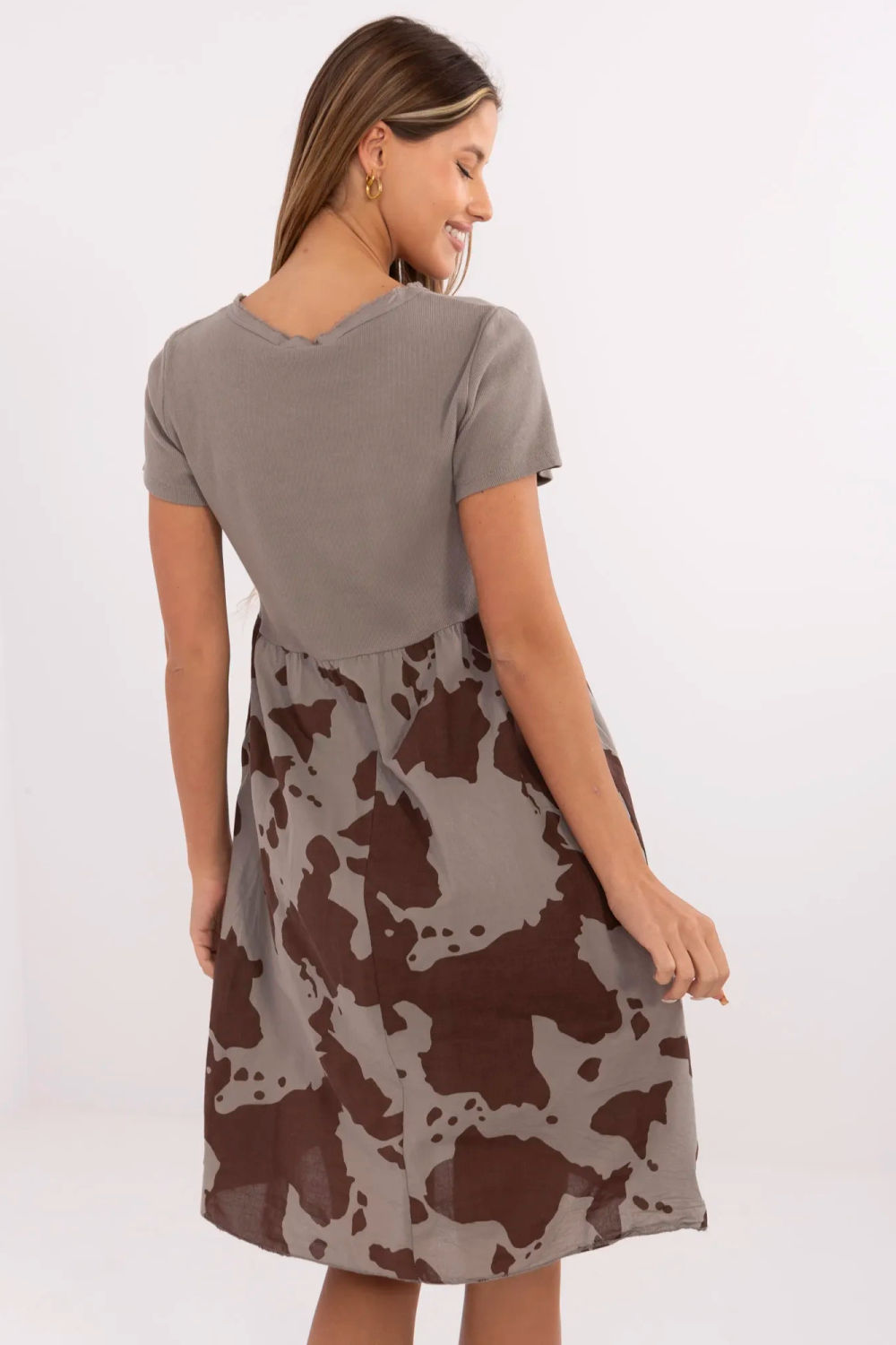 Sukienka Model DHJ-SK-253701.80 Dark Beige - Italy Moda213803 - Beżowy - obrazek 3