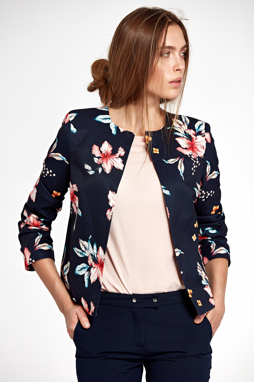 Krótki granatowy żakiet w kwiaty Z57 Flowers - Nife216888 - Wielokolorowy