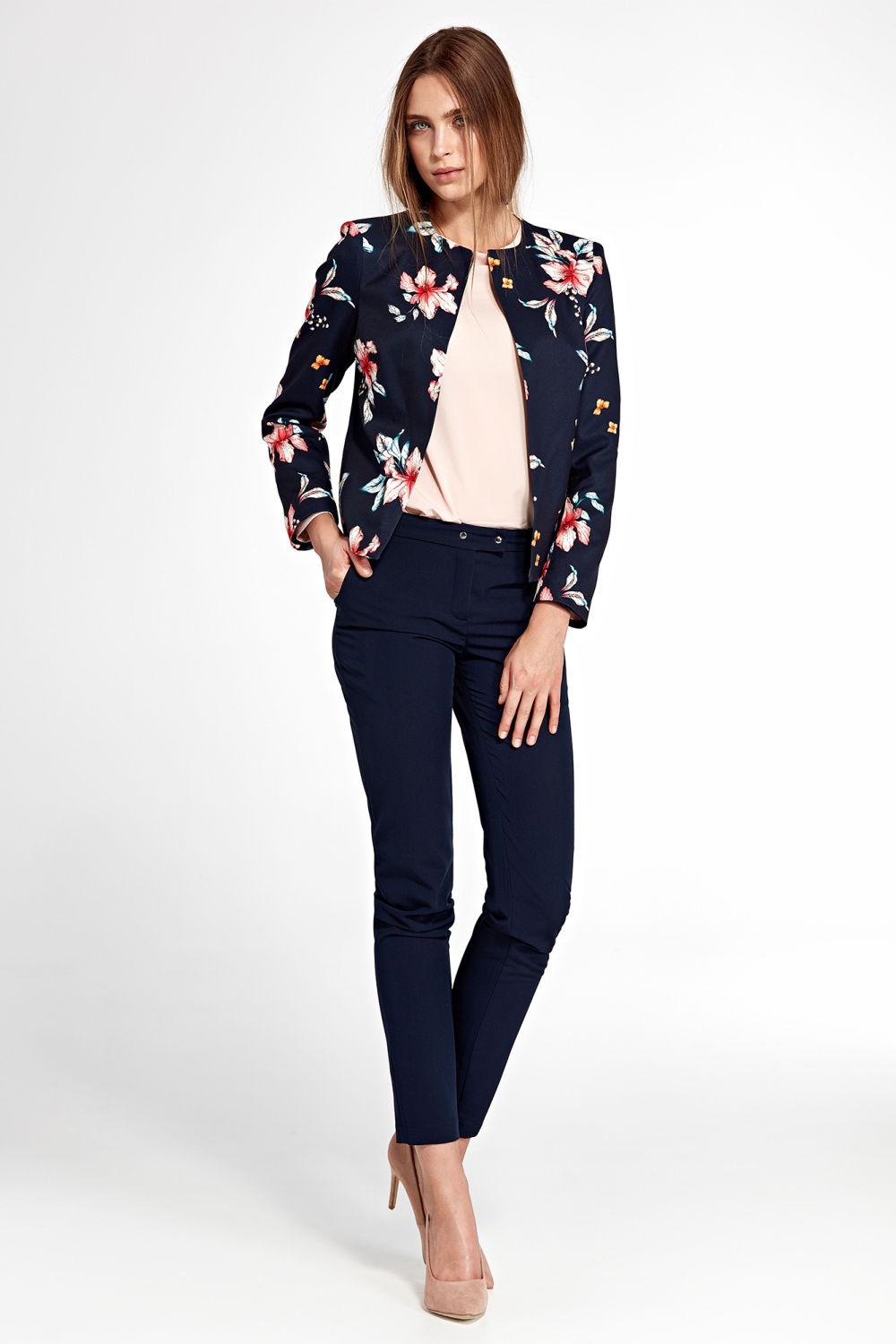 Krótki granatowy żakiet w kwiaty Z57 Flowers - Nife216888 - Wielokolorowy - obrazek 2
