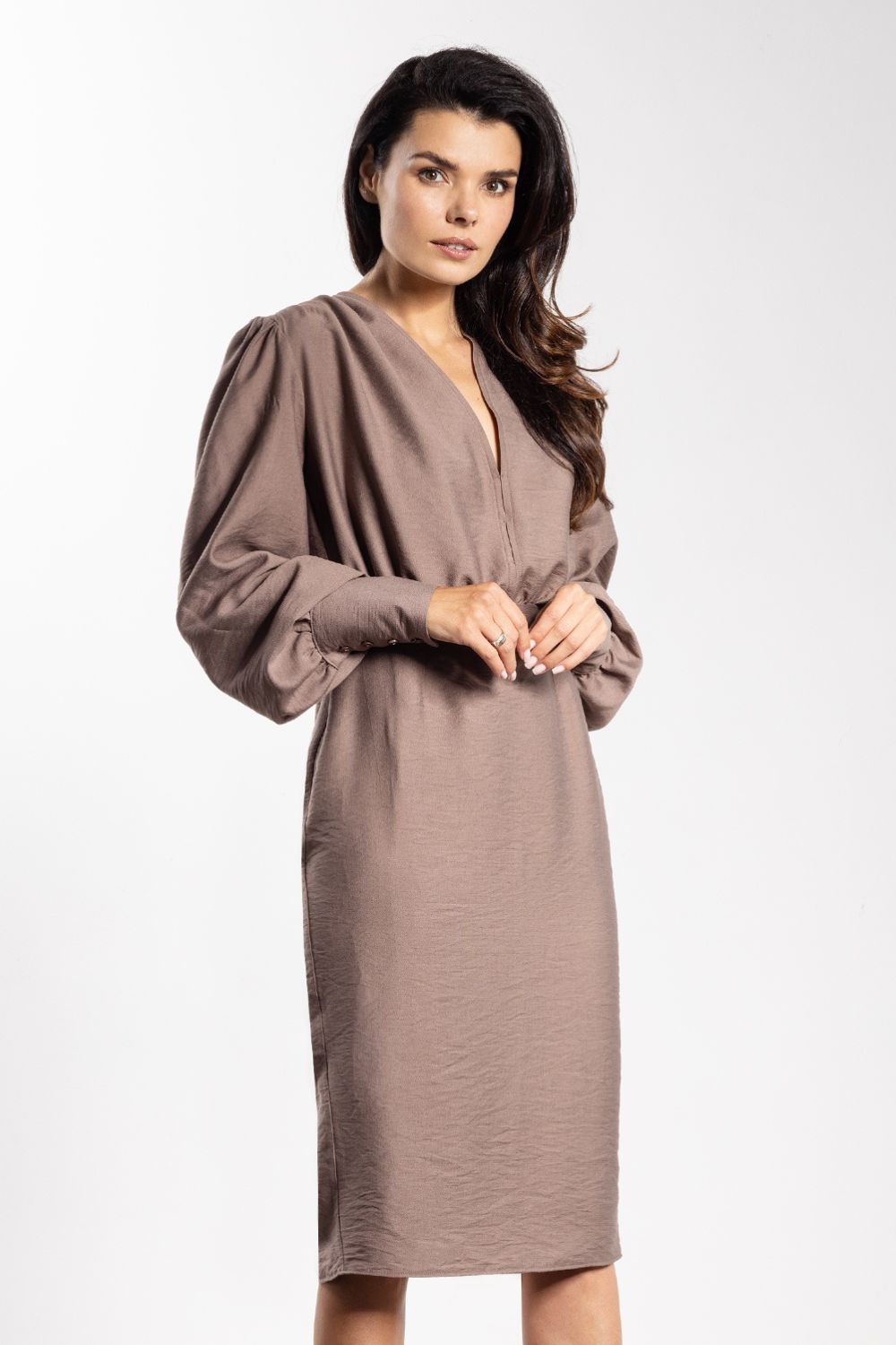 Sukienka Model A735 Taupe - awama219014 - Brązowy