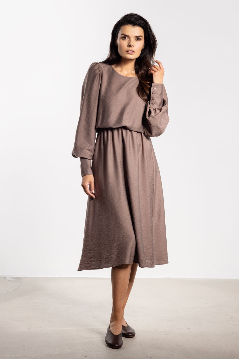 Sukienka Model A732 Taupe - awama219023 - Brązowy - obrazek 2