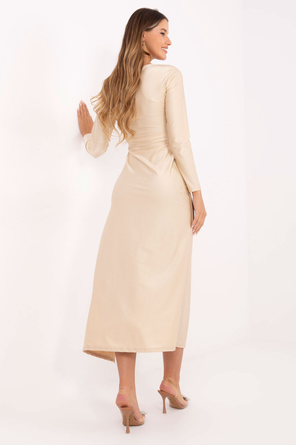 Sukienka Model IT-SK-21609.83 Light Beige - Italy Moda219192 - Beżowy - obrazek 3