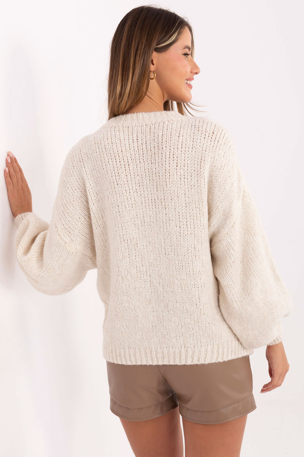 Sweter Damski Model MI-SW-1909.21 Light Beige - Italy Moda219475 - Beżowy - obrazek 3