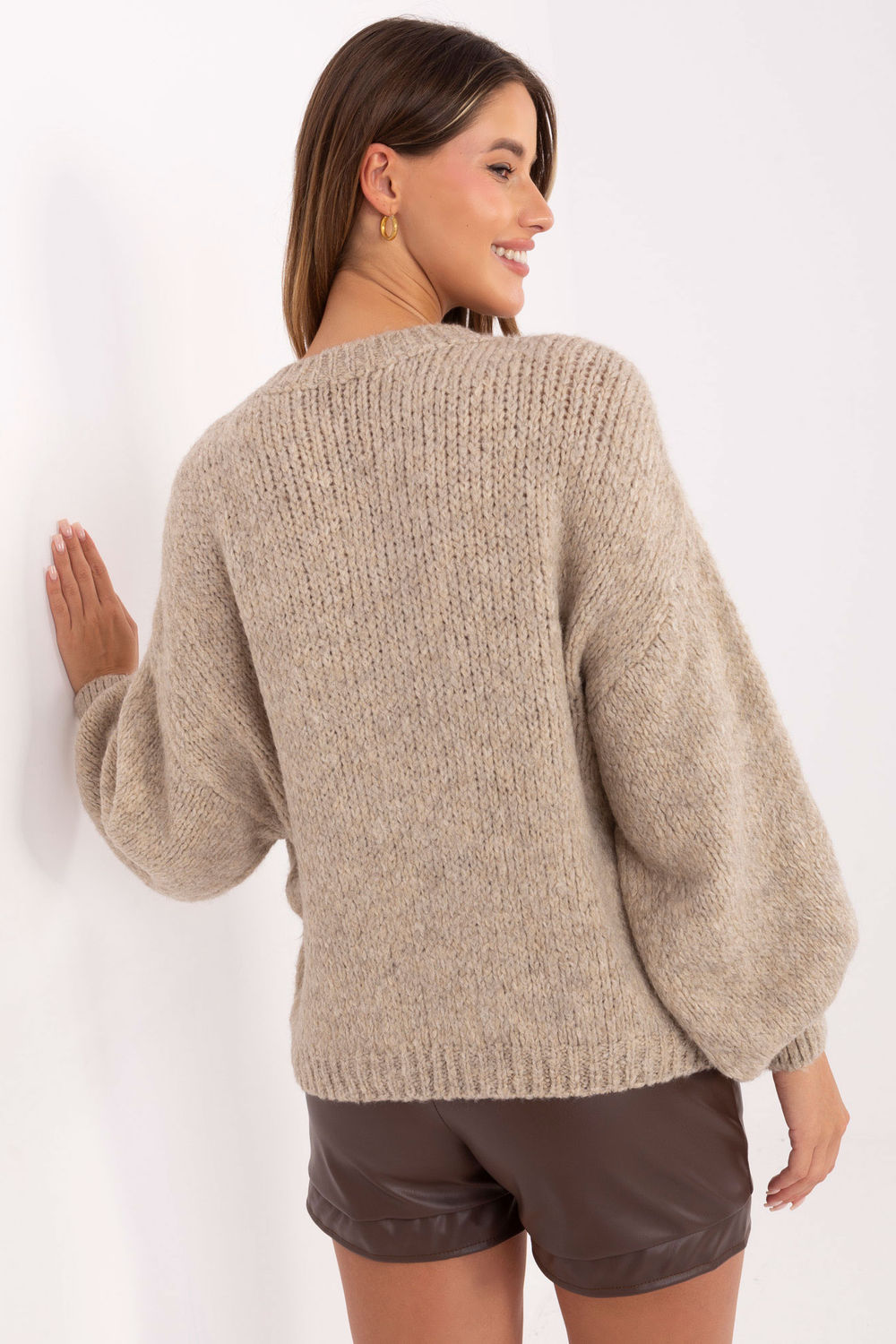 Sweter Damski Model MI-SW-1909.21 Beige - Italy Moda219476 - Beżowy - obrazek 3