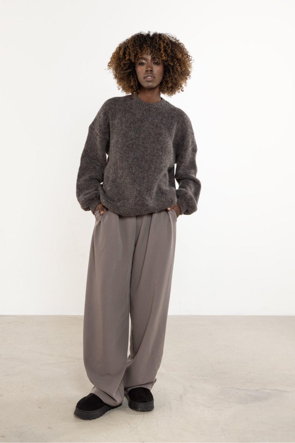 Sweter Damski Model A757 Taupe - awama220849 - Brązowy - obrazek 2