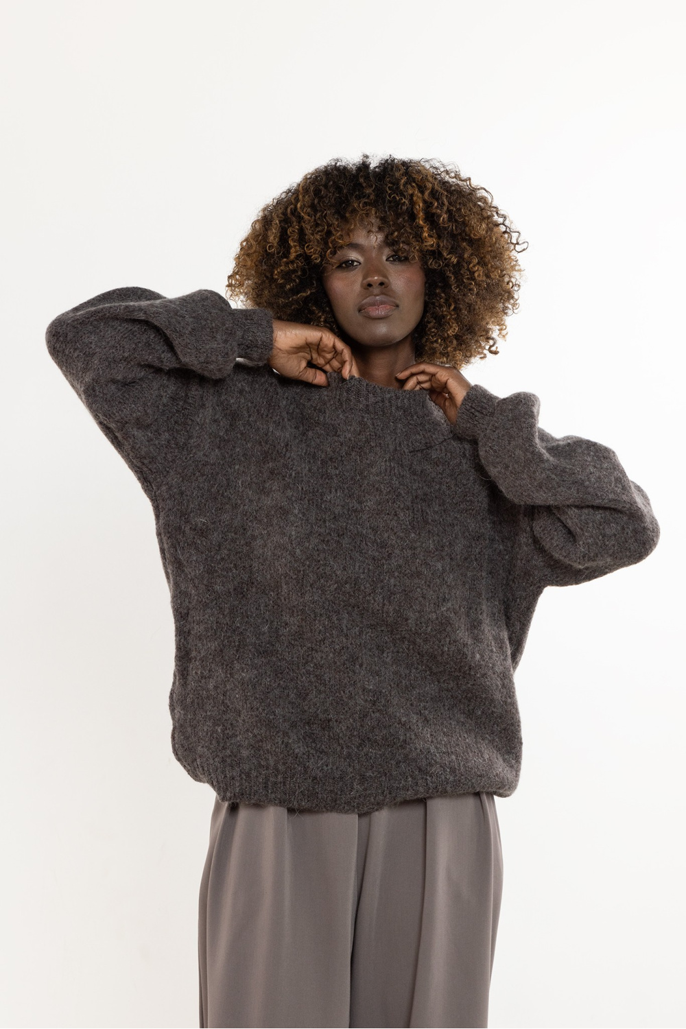 Sweter Damski Model A757 Taupe - awama220849 - Brązowy - obrazek 3
