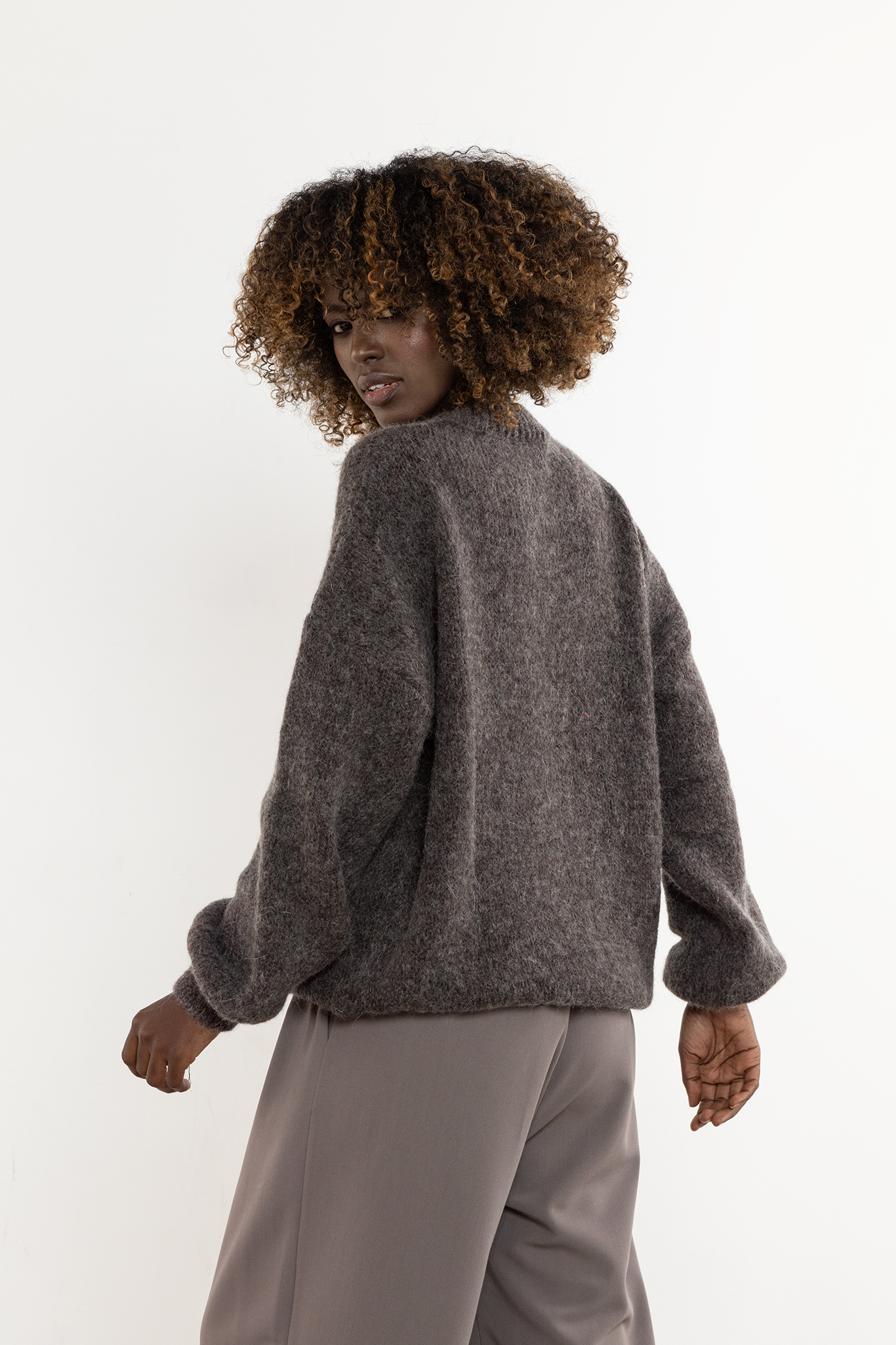 Sweter Damski Model A757 Taupe - awama220849 - Brązowy - obrazek 4