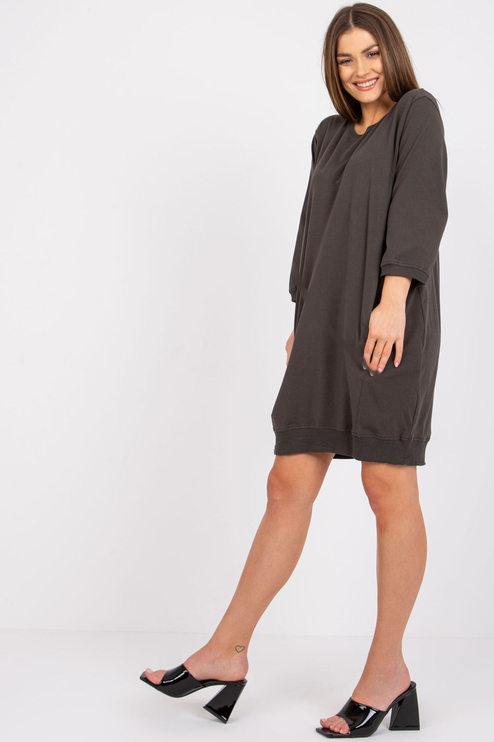Sukienka Model RV-SK-6839.95 Dark Khaki - Relevance222433 - Zielony - obrazek 2