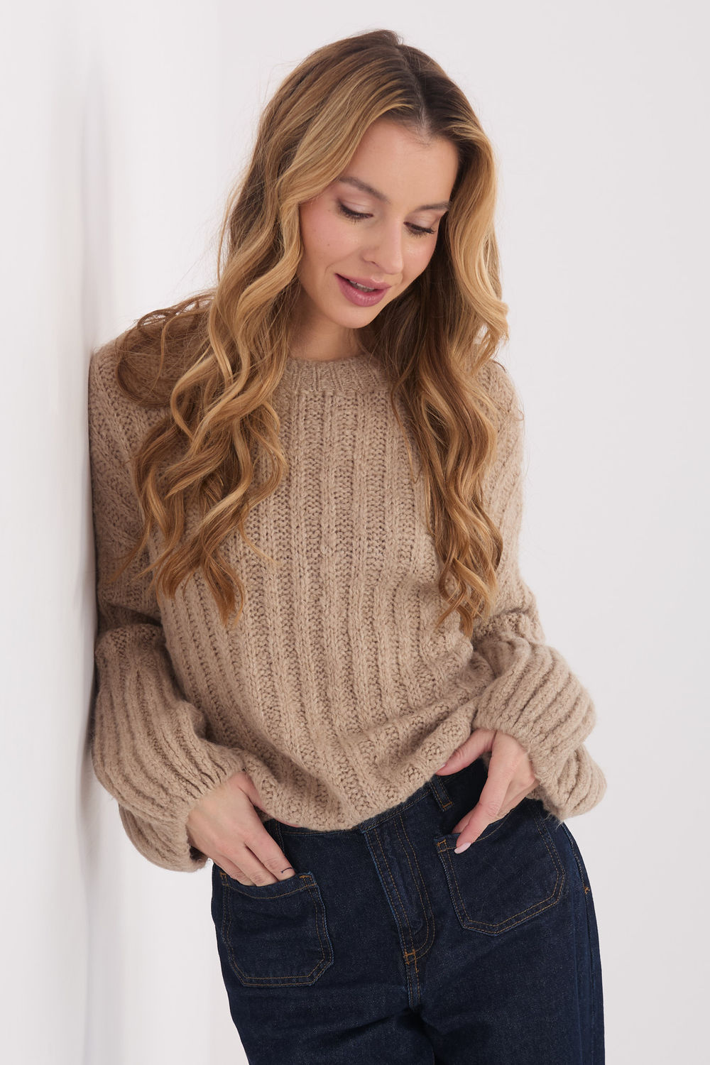 Sweter Damski Model MI-SW-1215.51 Dark Beige - Italy Moda223414 - Beżowy