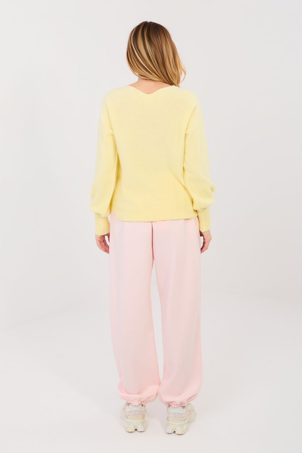 Spodnie Dresowe Model IT-SP-22197.61 Light Pink - Italy Moda224397 - Różowy - obrazek 2
