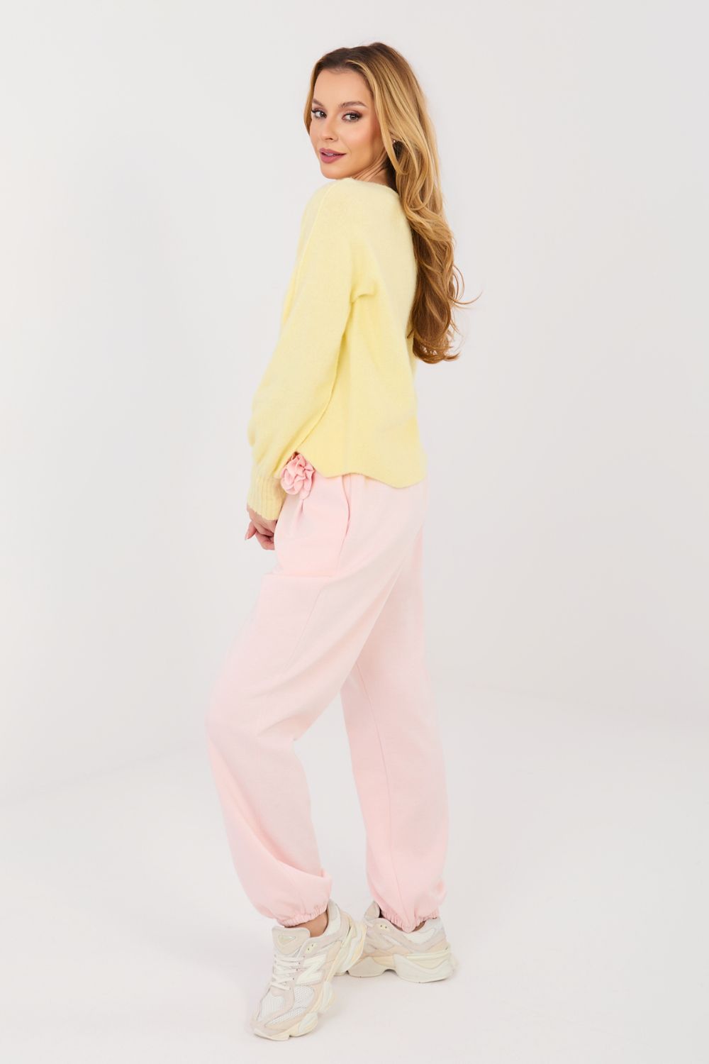 Spodnie Dresowe Model IT-SP-22197.61 Light Pink - Italy Moda224397 - Różowy - obrazek 3
