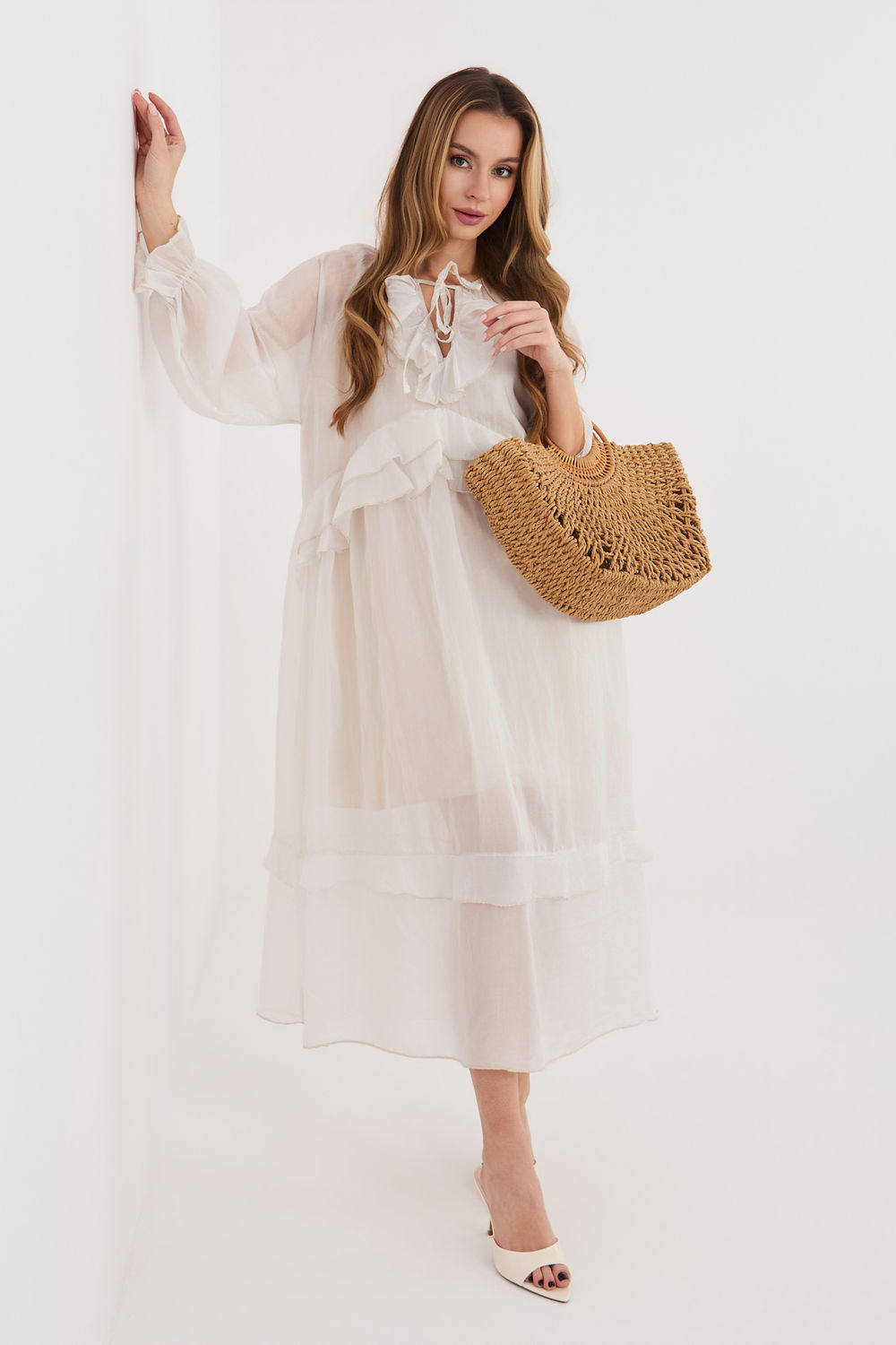 Sukienka Model IT-SK-51600.19 Light Beige - Italy Moda225504 - Beżowy - obrazek 2