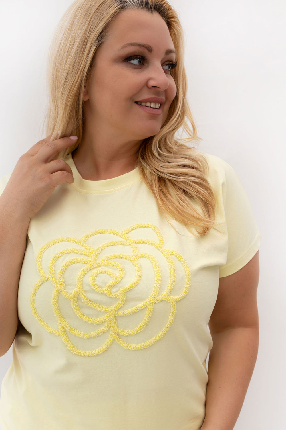 T-shirt Damski Plus Size Model RV-TS-A1323.27P Light Yellow - Relevance230449 - Żółty - obrazek 4