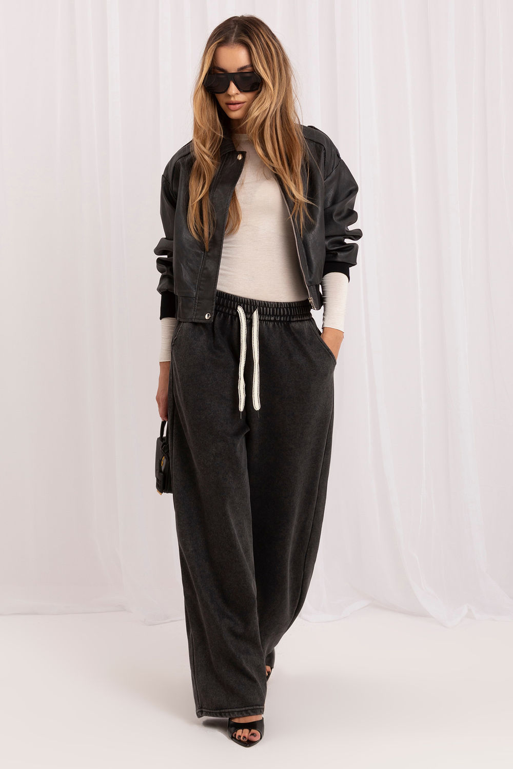 Spodnie Dresowe Model IR-SP-YV5708.71 301995 Dark Grey Grafit - Italy Moda230893 - Szary - obrazek 2