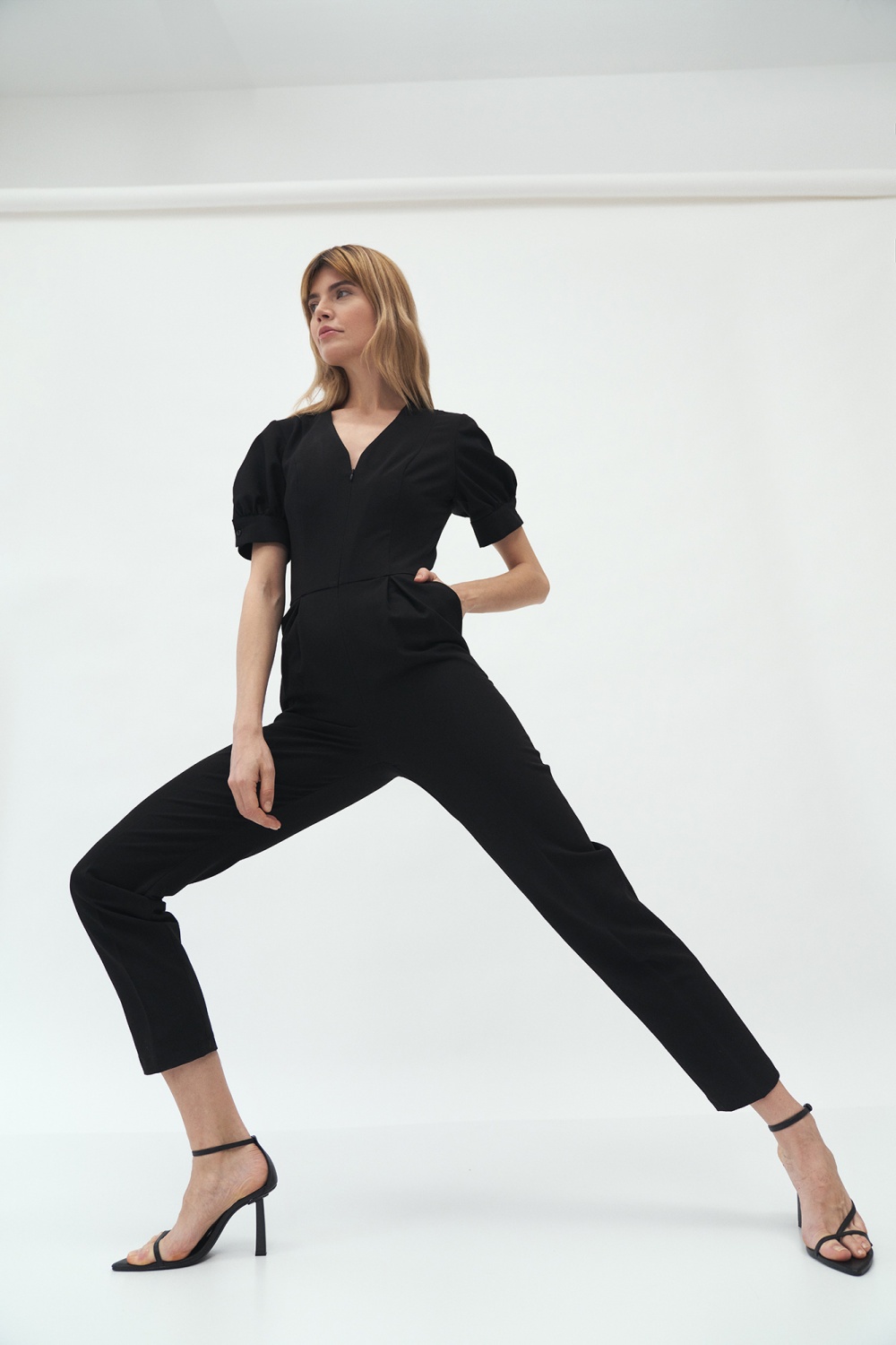 Czarny kombinezon z bufiastymi rękawami KM21 Black - Nife155378 - Czarny - obrazek 2