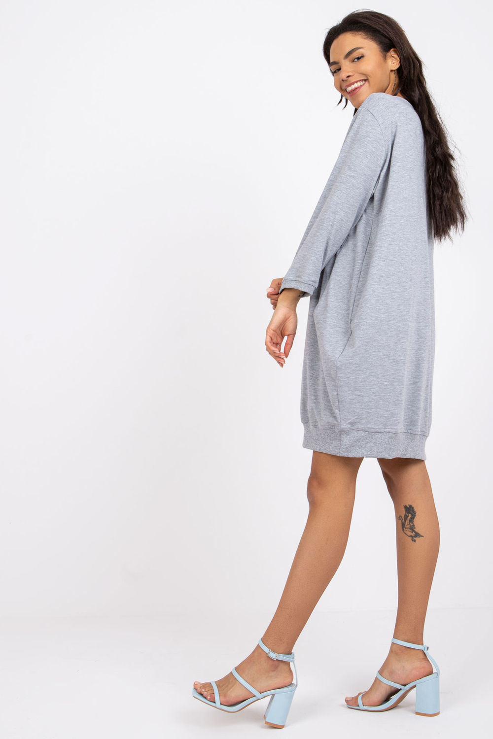 Sukienka Model RV-SK-6839.95 Grey - Relevance162961 - Szary - obrazek 3