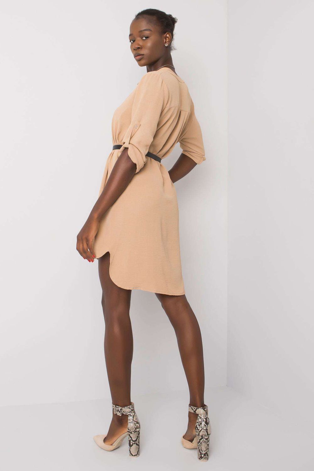 Sukienka Model DHJ-SK-5766.18X Camel - Italy Moda164622 - Beżowy - obrazek 3