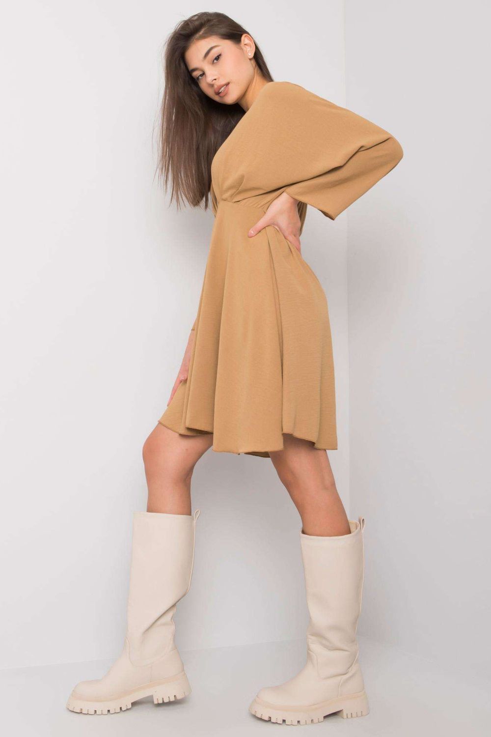 Sukienka Model DHJ-SK-11981B.19 Dark Beige - Italy Moda164969 - Beżowy - obrazek 2