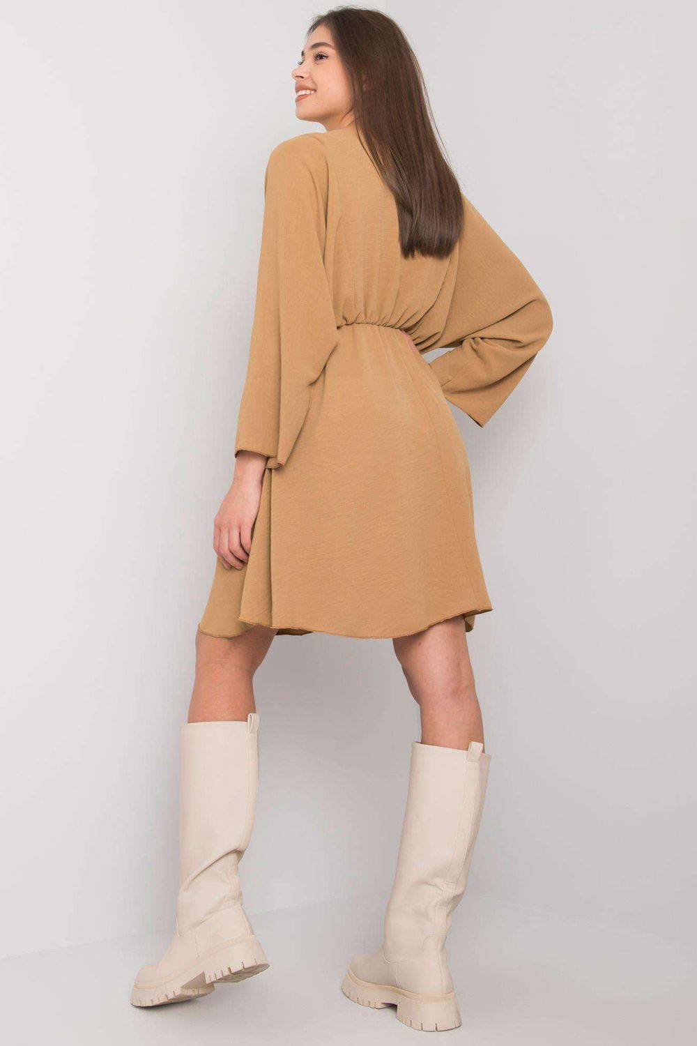 Sukienka Model DHJ-SK-11981B.19 Dark Beige - Italy Moda164969 - Beżowy - obrazek 3