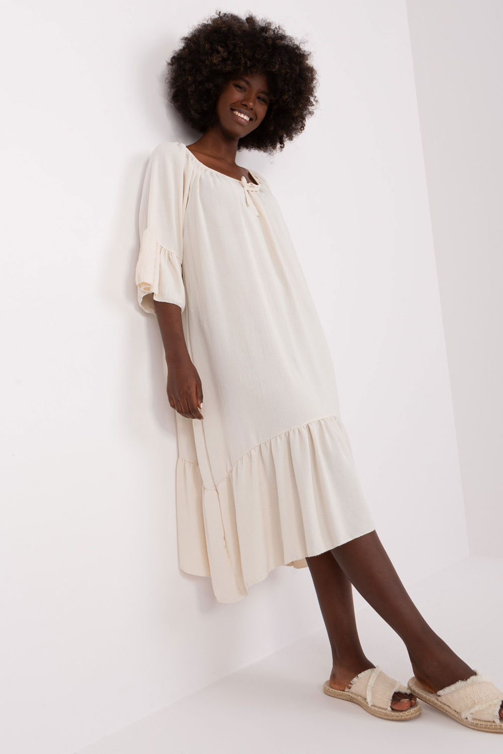Sukienka Model DHJ-SK-6057.93 Light Beige - Italy Moda183107 - Beżowy - obrazek 2