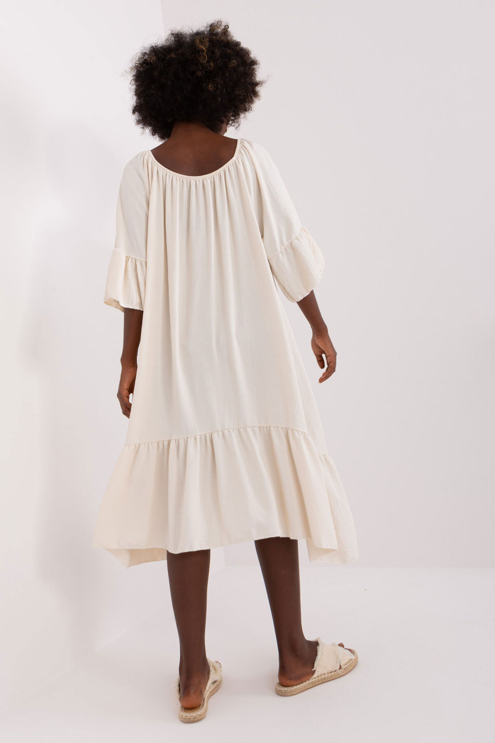 Sukienka Model DHJ-SK-6057.93 Light Beige - Italy Moda183107 - Beżowy - obrazek 3